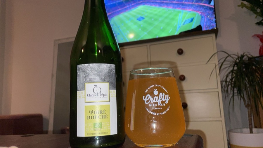A bottle of Claque-Pepin Poire Bouche with a glass of perry